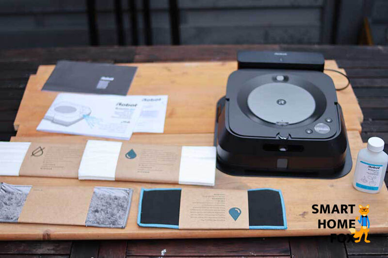 Весь комплект поставки iRobot Braava jet m6 находится на столе